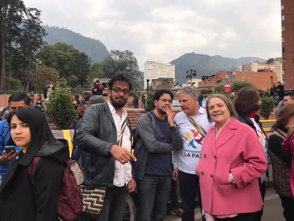 ClaraLopezObre's tweet photo. Esta tarde en la marcha exigiendo el respeto a la vida de los líderes  y lideresas sociales y rechazando chuzadas y seguimientos de la inteligencia militar a lideres poloticos, periodistas y los propios generales. https://t.co/HkSeKgiJkc