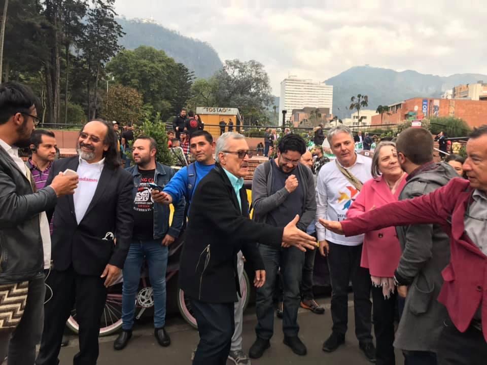 ClaraLopezObre's tweet photo. Esta tarde en la marcha exigiendo el respeto a la vida de los líderes  y lideresas sociales y rechazando chuzadas y seguimientos de la inteligencia militar a lideres poloticos, periodistas y los propios generales. https://t.co/HkSeKgiJkc