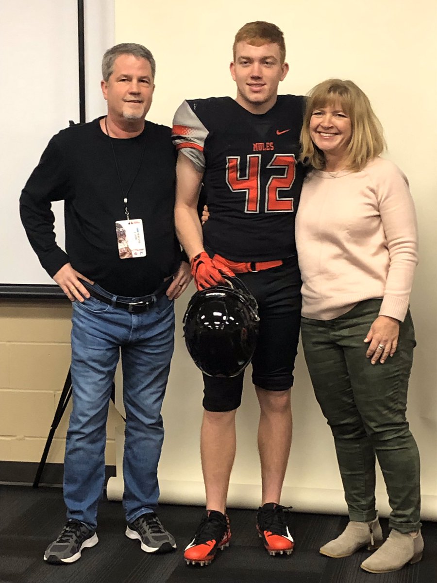 GrahamS19783544's tweet photo. Excited to be a mule!! Thank you to everyone involved in this process! And especially @coach_rcampbell. #committed 🏈🐴❤️🖤❤️🖤 https://t.co/V1Aml9r2aY