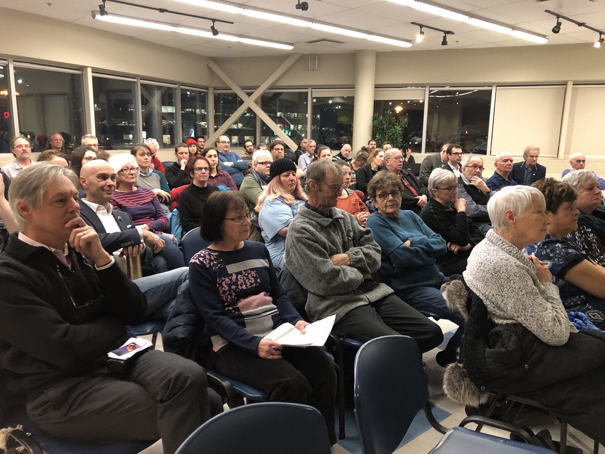 Plus de 60 personnes participent à l’assemblée de consultations sur l’avenir du transport en commun à Rimouski qui a lieu mardi soir au Colisée #icibsl