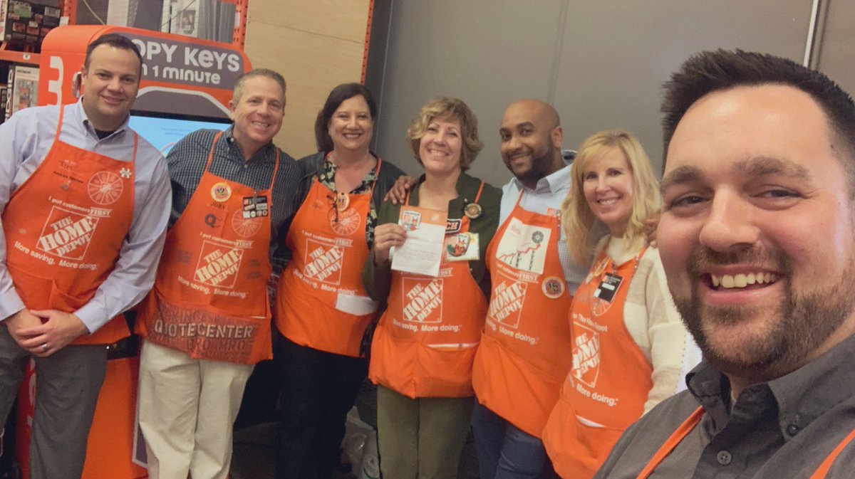 Karen being recognized for being a top specialist in D66 and the PMD region! Great job driving sales through a great #CustomerExperience 👊🏼💣💥 Thank you for alll you do Karen! We appreciate you! #Team406 #D66Good2Great #HomerAward #PMDPeopleFirst