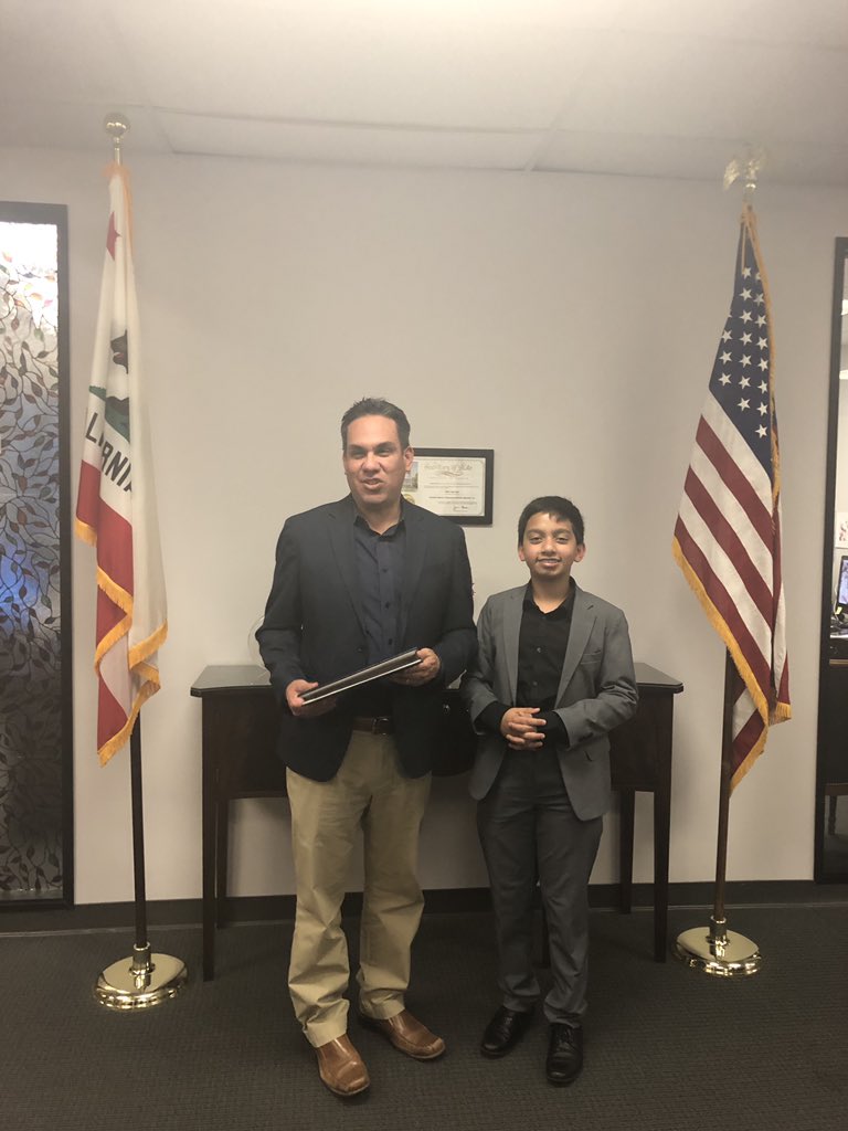 RedlandsSTEAM's tweet image. Varun Srivastava @RedlandsHighSch @RedlandsUSD receiving the Congressional App Challenge award from Congressman @aguilarpete @RedlandsUSDSupt @MaryRoneRUSD @RedlandsSTEAM @RUSDeducation #thisisRUSD #RUSD2025