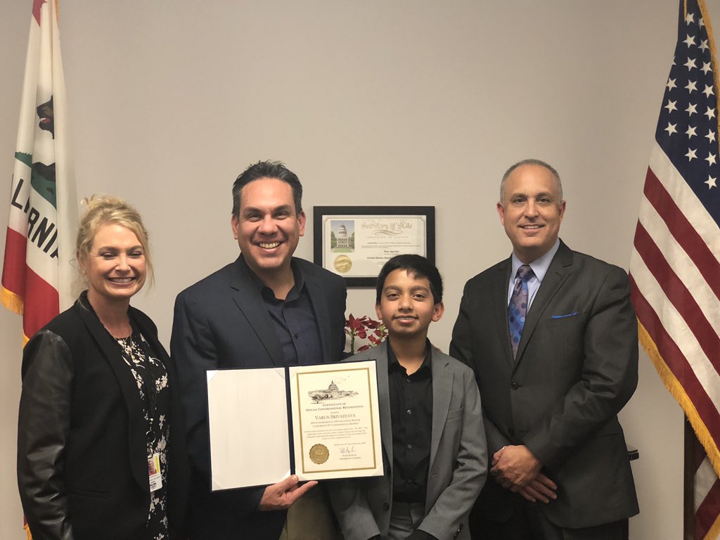 RedlandsSTEAM's tweet image. Varun Srivastava @RedlandsHighSch @RedlandsUSD receiving the Congressional App Challenge award from Congressman @aguilarpete @RedlandsUSDSupt @MaryRoneRUSD @RedlandsSTEAM @RUSDeducation #thisisRUSD #RUSD2025