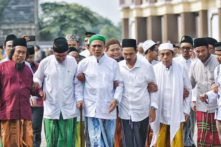 nahdlatululama's tweet photo. Air mata Gus Baha (Rais Syuriah PBNU) pecah saat berpamitan dengan KH. Masbuhin Faqih, Pengasuh Pondok Pesantren Mambaus Sholihin Suci Gresik, usai memberi kuliah umum di hadapan mahasiswa INKAFA (Institut Keislaman Abdullah Faqih) 19/1/ 2020.

Credit: Media Mambaus Sholihin. https://t.co/2XrRXVFxHs