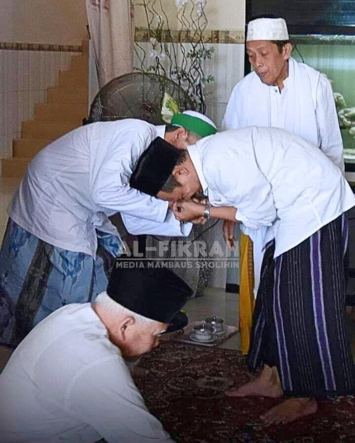 nahdlatululama's tweet photo. Air mata Gus Baha (Rais Syuriah PBNU) pecah saat berpamitan dengan KH. Masbuhin Faqih, Pengasuh Pondok Pesantren Mambaus Sholihin Suci Gresik, usai memberi kuliah umum di hadapan mahasiswa INKAFA (Institut Keislaman Abdullah Faqih) 19/1/ 2020.

Credit: Media Mambaus Sholihin. https://t.co/2XrRXVFxHs