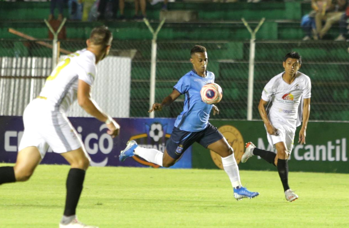 sports_eldeber's tweet photo. #purapasión 30M En la primera media hora de juego la academia domina, pero no concreta  
@BloomingOficial 0-0 @ClubRealSC 
🏟️ Tahuichi https://t.co/6Kuw7rzsCv