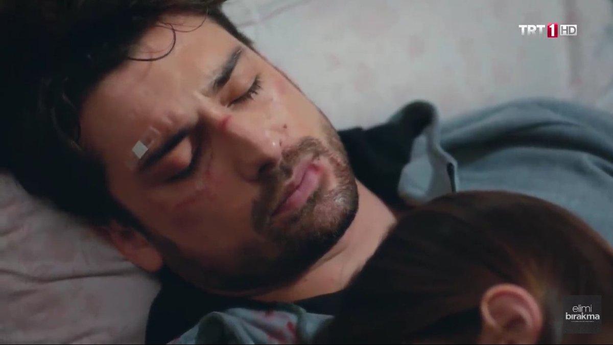 _CenkCelen's tweet photo. #TomaMiManoTV #ElimiBirakma
#U En esta escena Arza demuestra su ternura y amor por Cenk https://t.co/xI4Vbf0dBQ