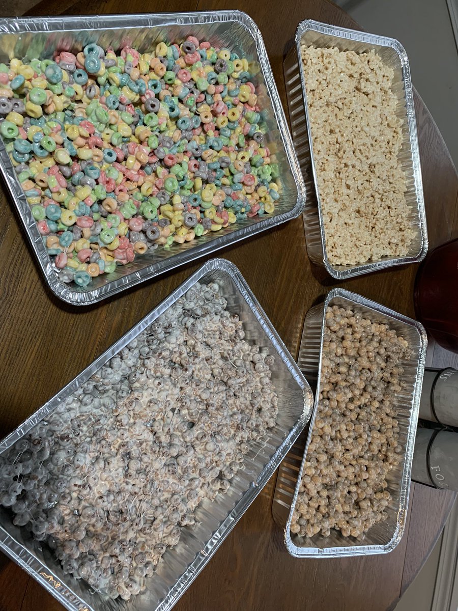 KatieJoCox's tweet photo. When you are making treats for other people .. but you’re dieting-ish, so you have to force yourself not taste them. 😩🤤 #KrispieEverything #HomemadeFudge #SugarOverdose https://t.co/SwEuyQb20e