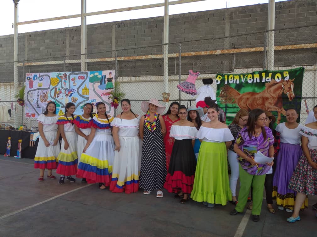 Nucleo_Lara's tweet photo. Estudiantes del 4 semestre de enfermería culminan la unidad de Defensa Integral realizando exposiciones sobre manifestaciones folklóricas y cultural venezolanas.@unefa_ve @angiolillofp @Educacion_MPPD @unefa_vrro @VDIUNEFA1 @elraye167 https://t.co/AWipJXoIBl