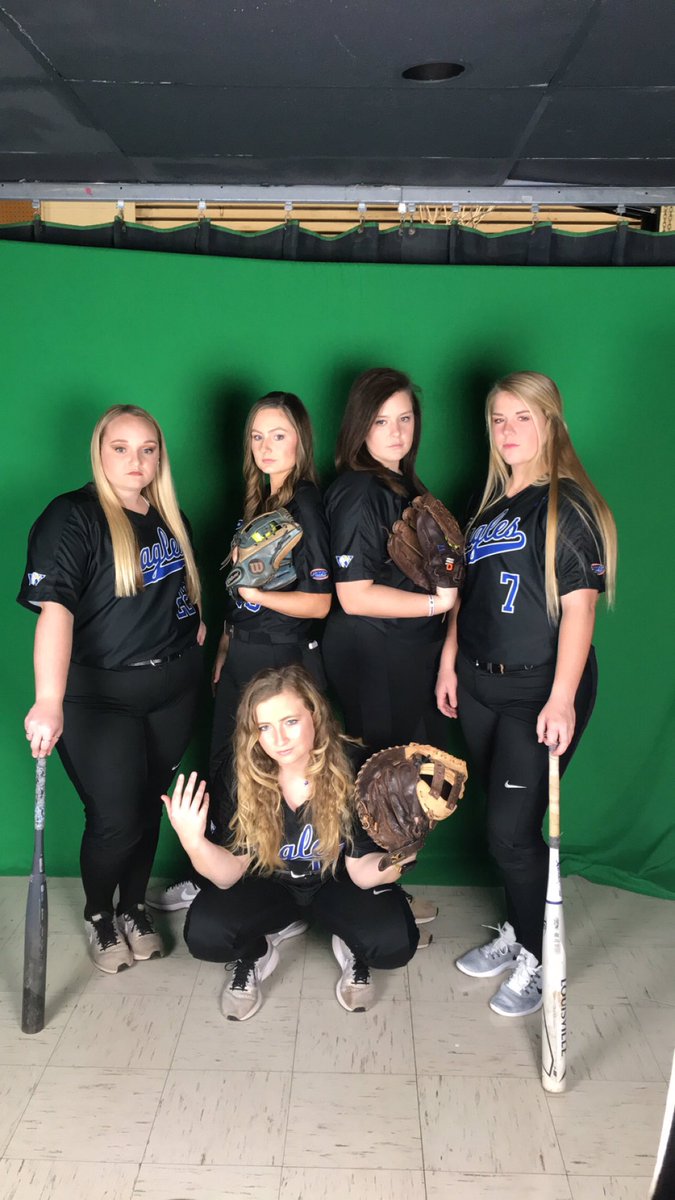 Jess_Nutt24's tweet photo. First group of seniors as a college head coach!! Let’s go! 💪🏼🥎🦅 #Fight @WBUSoftball https://t.co/ZkOIiezTAD