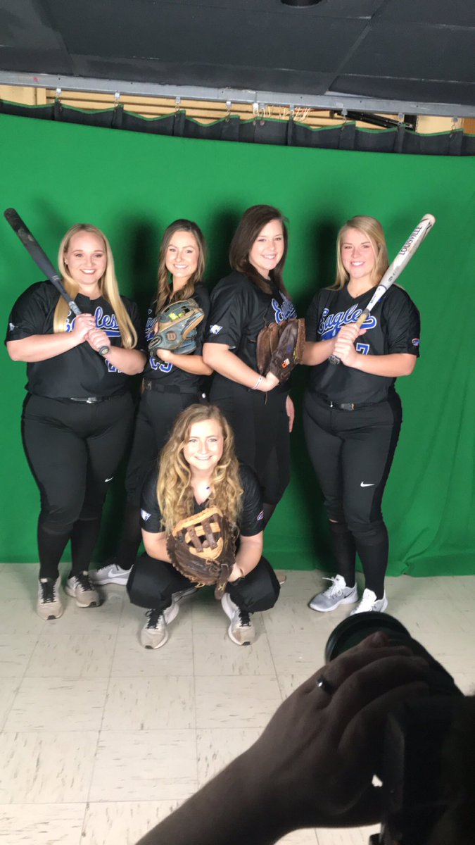 Jess_Nutt24's tweet photo. First group of seniors as a college head coach!! Let’s go! 💪🏼🥎🦅 #Fight @WBUSoftball https://t.co/ZkOIiezTAD