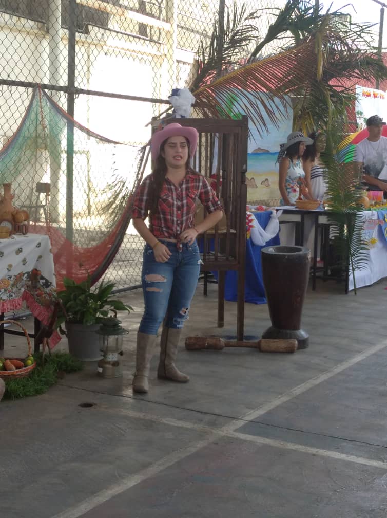 Nucleo_Lara's tweet photo. Estudiantes del 4 semestre de enfermería culminan la unidad de Defensa Integral realizando exposiciones sobre manifestaciones folklóricas y cultural venezolanas.@unefa_ve @angiolillofp @Educacion_MPPD @unefa_vrro @VDIUNEFA1 @elraye167 https://t.co/AWipJXoIBl