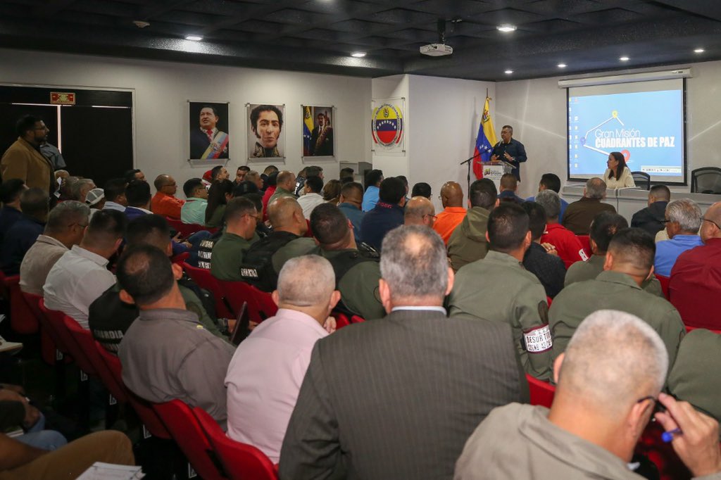 Ordenamos a la PNB tomar el control de los llenaderos de la zona metropolitana y vamos a normar el servicio de cisternas, estableciendo una tarifa única que será acordada en mesas de trabajo con quienes se dedican a este oficio #21Ene