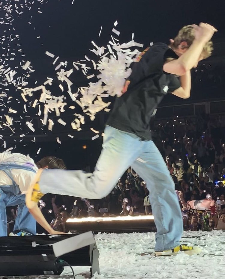 darthvernon's tweet photo. GET HIS ASS MINGHAO https://t.co/y8S30BZ2cQ