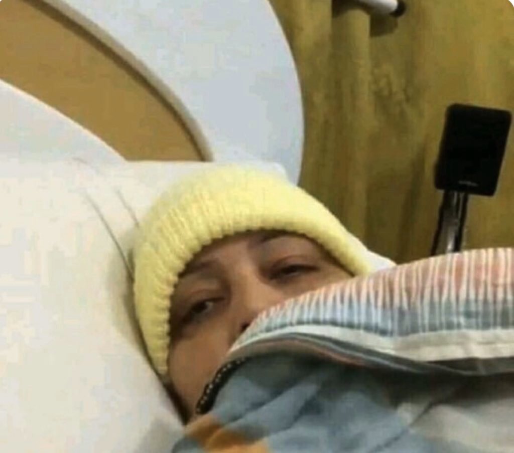 Eu deitada diante da TV p assistir à estreia do #bbb2020 depois de dizer q o programa é só p pessoas q n tem o q fazer e q nunca assistiria kk