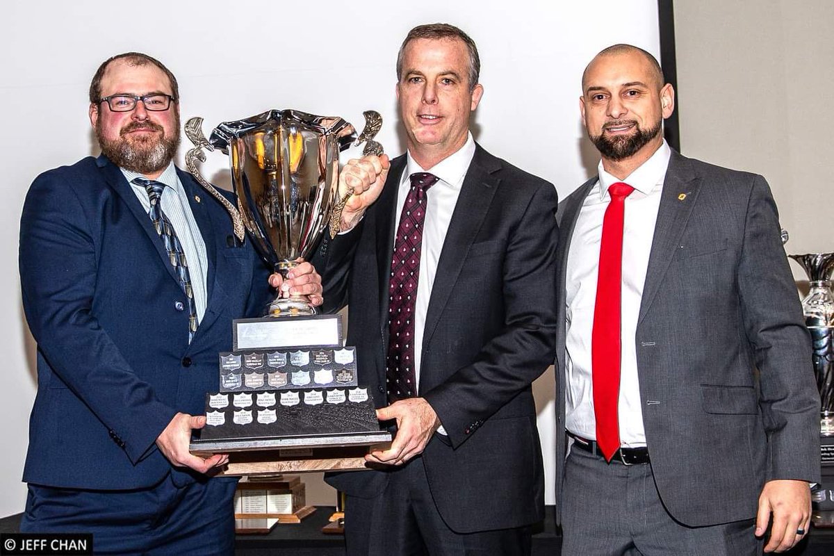 Queens_Football's tweet photo. Congrats to Tim Pendergast, winner of the Berk Brean Trophy. Presented annually to the High School Coach of the Year by the Queen’s Football Club 🇹🇩🏆
___
#Queensfootball #chagheill #awards #Qstandard https://t.co/fbzOpaQXa9