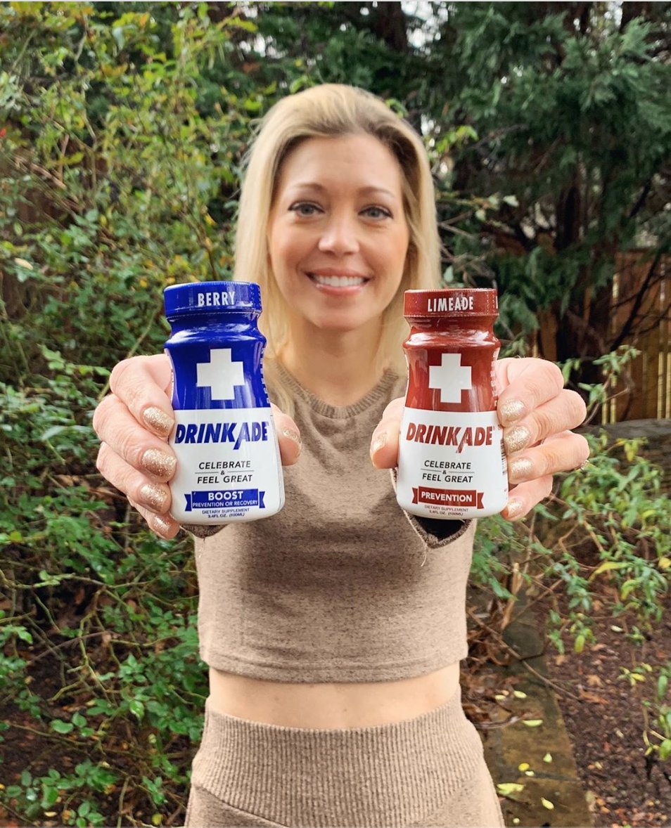 Drnkadeofficial's tweet photo. We sent @thebubblytalk some DrinkAde, here's what she had to say: 👇"Have my cocktails &amp; feel great the next day? I’m in! DrinkAde is a healthy hangover prevention drink that helps restore vital nutrients, neutralize toxins and rehydrate the body. I’m a big fan! 🎉🥂🥃🍺#cheers" https://t.co/kJuwiFIuKV