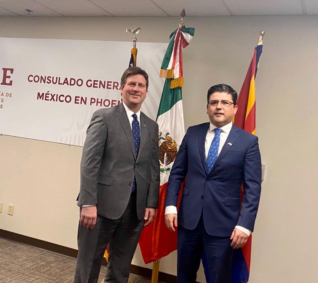 ConsulMexPho's tweet photo. Today CG @jorgem_yescas met with @RepGregStanton. They discussed relevant topics of the AZ🇺🇸-MX🇲🇽 relationship -including #Migration, #EconomicPromotion and #USMCA- and visited the departments of #protection #documentation and #CommunityOutreach within @ConsulMexPho. https://t.co/LxMqgnMcRE