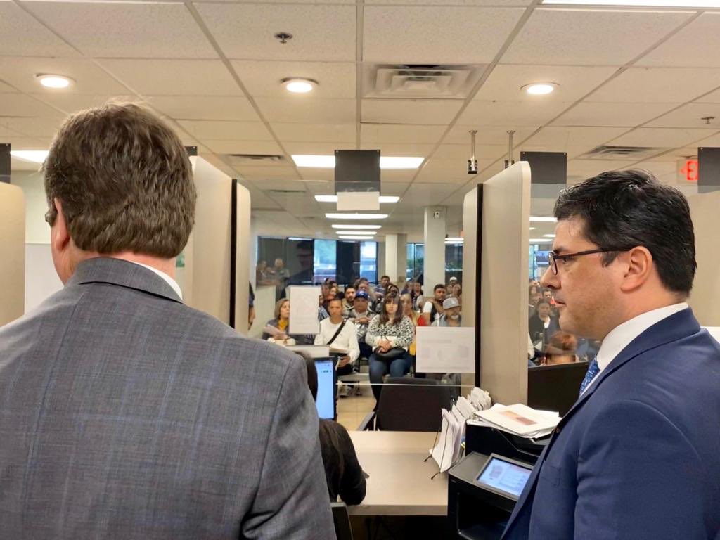 ConsulMexPho's tweet photo. Today CG @jorgem_yescas met with @RepGregStanton. They discussed relevant topics of the AZ🇺🇸-MX🇲🇽 relationship -including #Migration, #EconomicPromotion and #USMCA- and visited the departments of #protection #documentation and #CommunityOutreach within @ConsulMexPho. https://t.co/LxMqgnMcRE