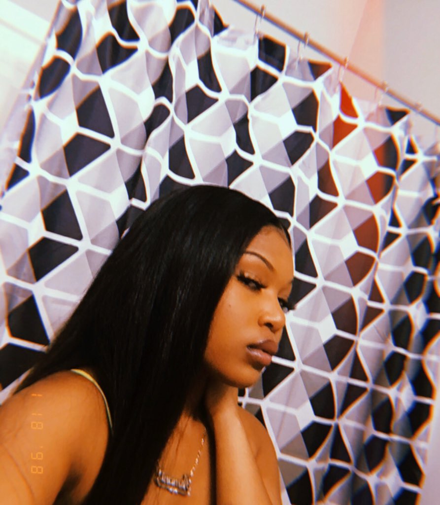 manidavia's tweet photo. 2020 is yours sweetheart 🥂❤️ https://t.co/Iff1mE594A