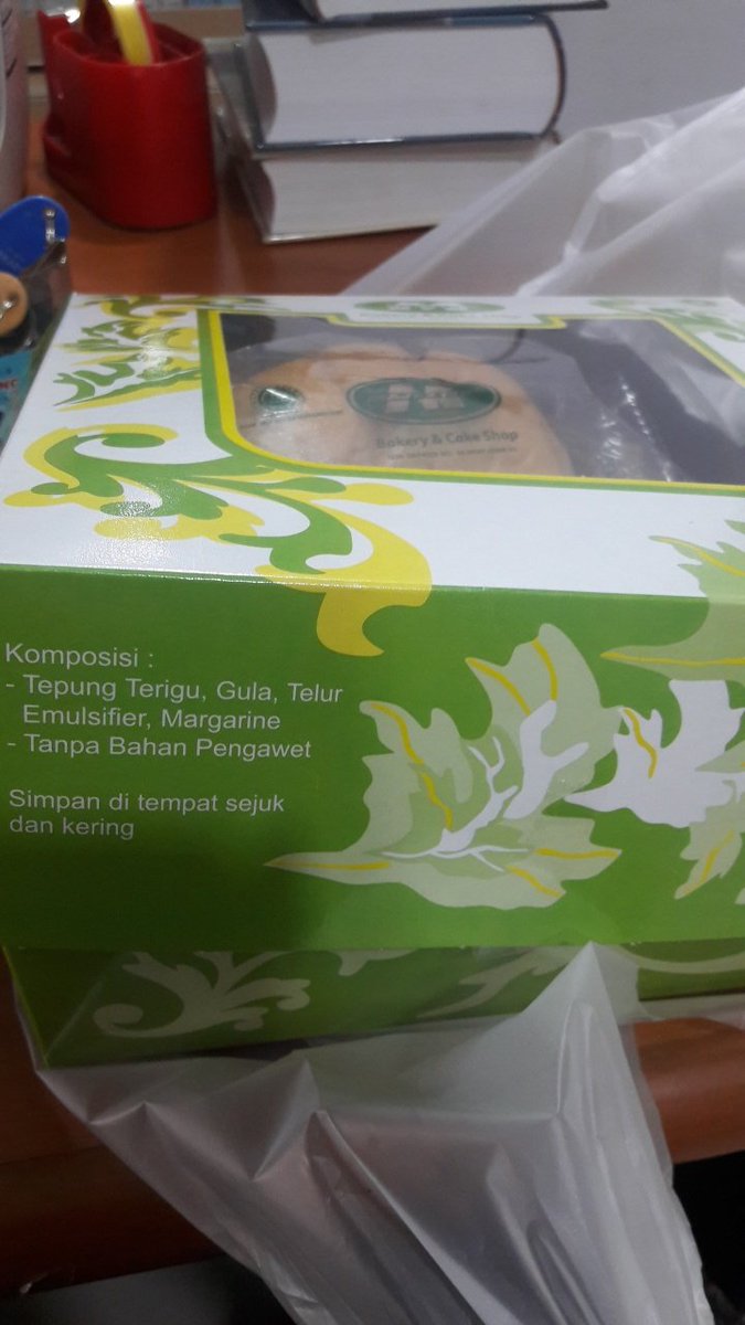 Pagi pagi ada gojek dateng depan Kantor

"Mbak Clara ya?"

"Bukan, saya Carla"

"Oh iya Carla. Ini mbak ada kiriman dari bapak Timothy" sembari ngasih sekotak kue

"Haaah😲"