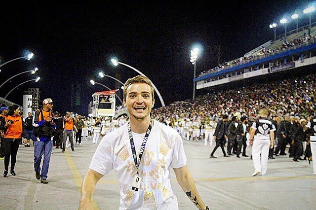 Felipebottini's tweet photo. Pra chegar à felicidade, pegue a avenida do Samba. 🖤 #VaiVai #Carnaval2020 https://t.co/GwIkMjlHSg https://t.co/7KZfLOsY2R