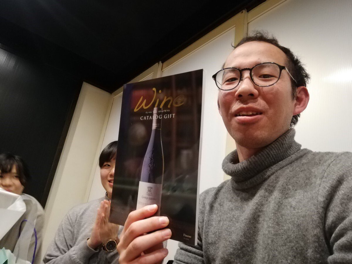 HeyKumon's tweet photo. 昨日はステキなおもてなしをしていただきました！
ワイン、パンツ、ハンカチ、お花、ご飯とプレゼントまでいただいて本当に幸せでした！
学生と携わる仕事の醍醐味ですね！
本当に逆求人の皆！
ありがとうございます😊
ゲーセンとその後も楽しみました！笑 https://t.co/sOqQqOVhB4