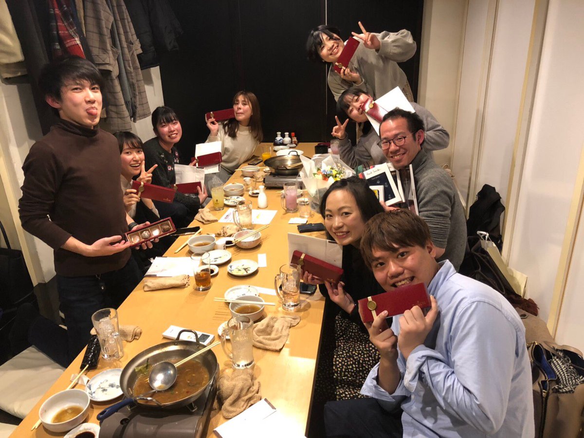 HeyKumon's tweet photo. 昨日はステキなおもてなしをしていただきました！
ワイン、パンツ、ハンカチ、お花、ご飯とプレゼントまでいただいて本当に幸せでした！
学生と携わる仕事の醍醐味ですね！
本当に逆求人の皆！
ありがとうございます😊
ゲーセンとその後も楽しみました！笑 https://t.co/sOqQqOVhB4