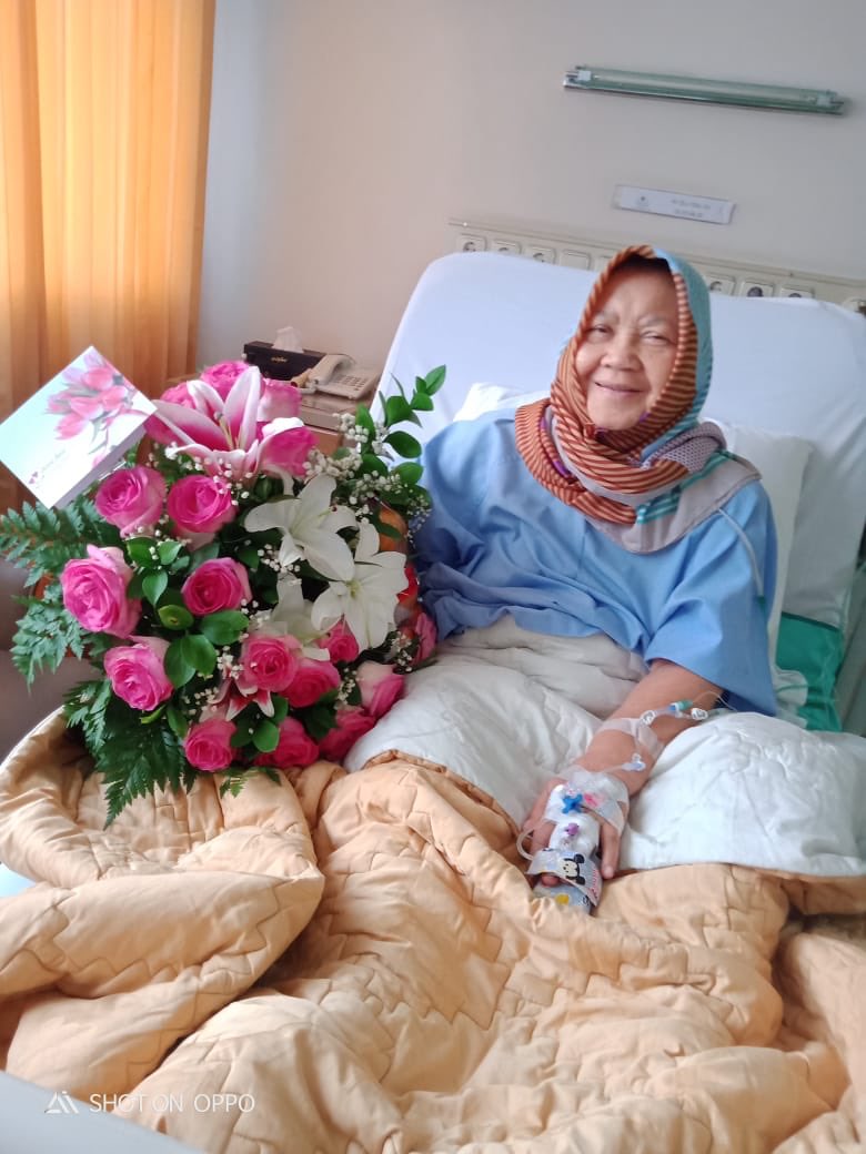 fadlizon's tweet photo. Trima kasih Bro ⁦@aniesbaswedan⁩ di tengah kesibukan mjenguk ibu sy semalam n bkirim bunga pagi ini. Menambah semangat ibu sy utk lekas sembuh. https://t.co/BuoZ4Klec7