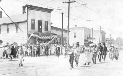 PeaceLoveMI's tweet photo. #RT @MichiganHist: If you'd like 1916-33 Grandville newspapers digitized, vote #DigGrandville this week
[July 4th 1914  parade showing the South side of State Street (Chicago Drive) at Wilson Avenue in Grandville]
https://t.co/AiKWfPi3cK … https://t.co/EsriWI6j9j
