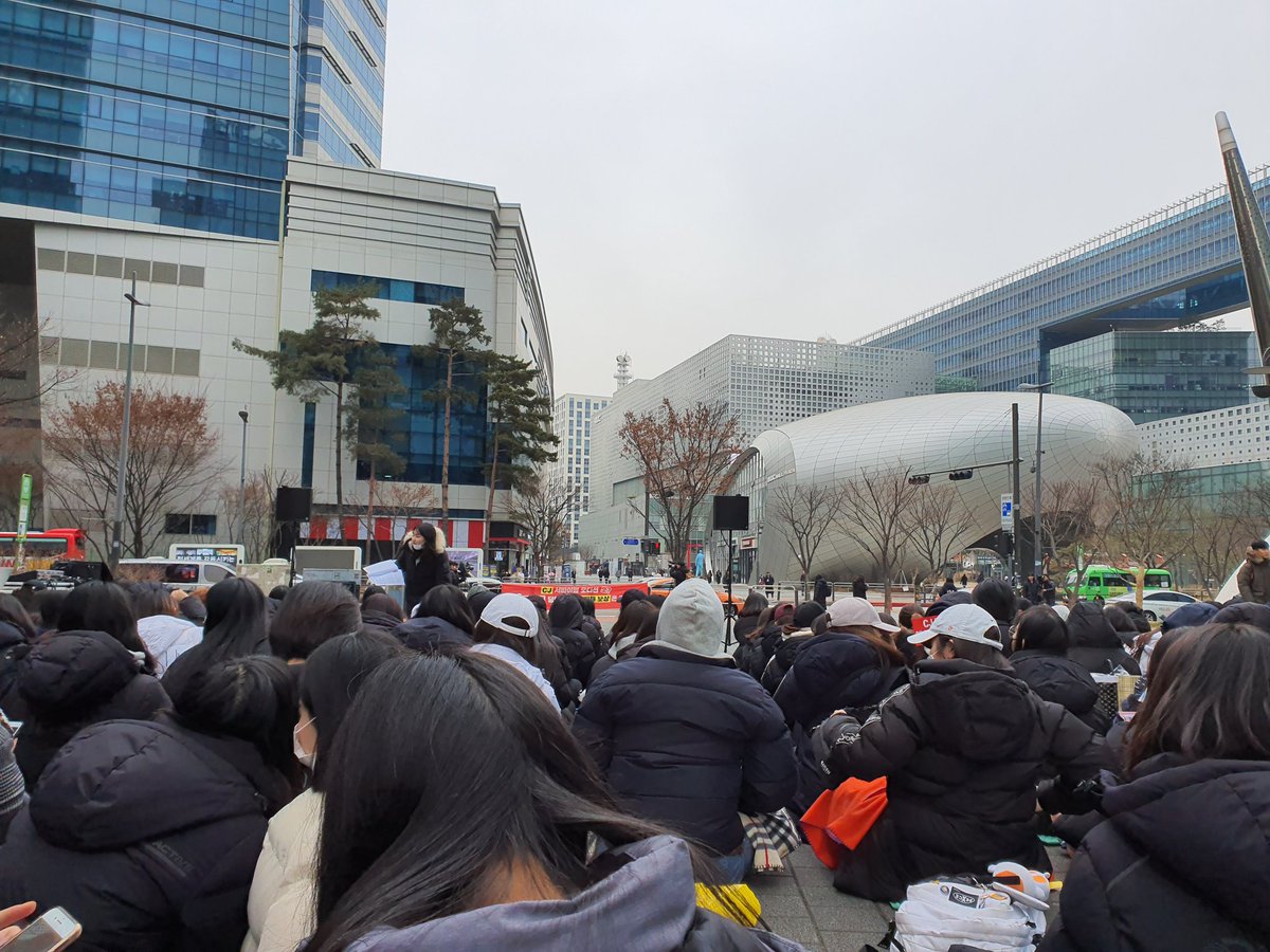 wooy0uns's tweet photo. there are a lot of ppl who came omg im crying TT thankyou so much please all stay warm and safe!!! 🙏
#타오를_원잇의_불씨
#Fire_up_OneIt https://t.co/BCEjCCtzgl
