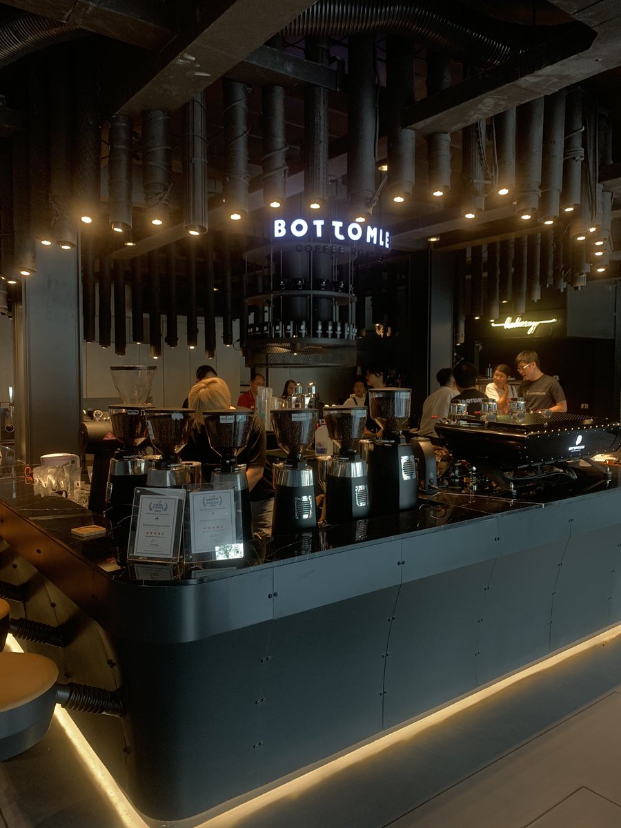 Talonkinnn's tweet photo. ฟินสุดๆ ขอนำเสนอร้าน bottomless Flagship Store คือร้านดีงามมาก สมคำร่ำรือมาก กาแฟมีหลายแบบให้เลือก และอร่อยมาก ที่นั่งมีทั้งเป็น stand และบาร์ คือแบบเอาใจ 10/10 ไปเลย @aroii 

พิกัด: ร้าน bottomless Flaship Store สนามบินน้ำ เปิด google map ได้เลย https://t.co/IaB0gWNejL