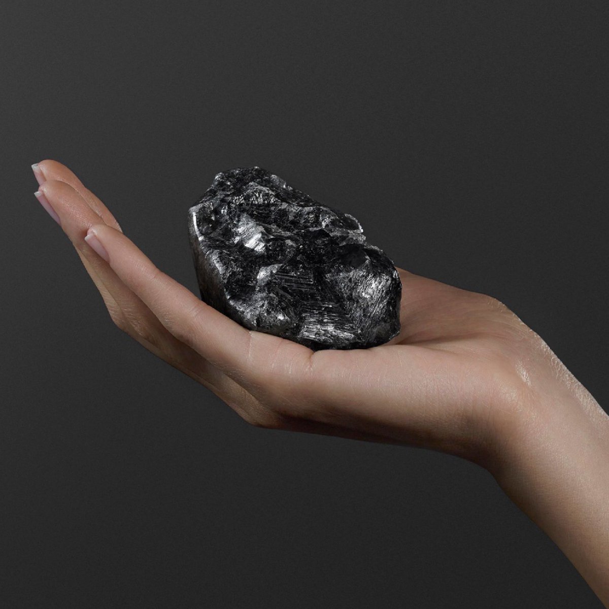 group_tb's tweet photo. Louis Vuitton a acheté le deuxième plus gros diamant brut du monde, découvert l'année dernière au Botswana.
1 758 carats 💎
#Tbgroup https://t.co/CHxdolCFtK