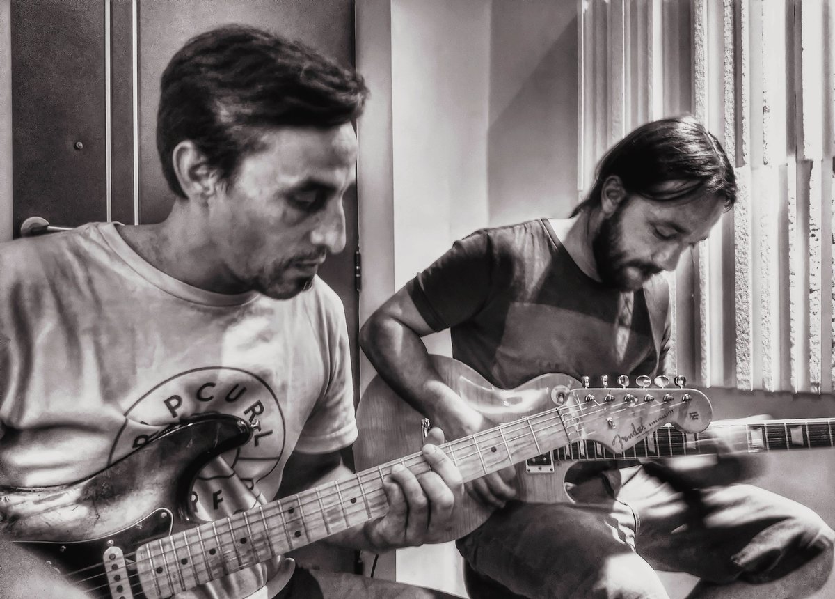 430estudio's tweet photo. Mauri y Mati grabando guitarras en el estudio para los #divinaitalia 🎧🎸💣
.
.
.
#audioengeneer #mixing #recordingstudio #production #producerlife #studiolife #musicproducer #guitar #sony #dunlop #vox #fender #epiphone #protools #focusrite #430estudio #laslomitas #buenosaires https://t.co/atWKdtuewv