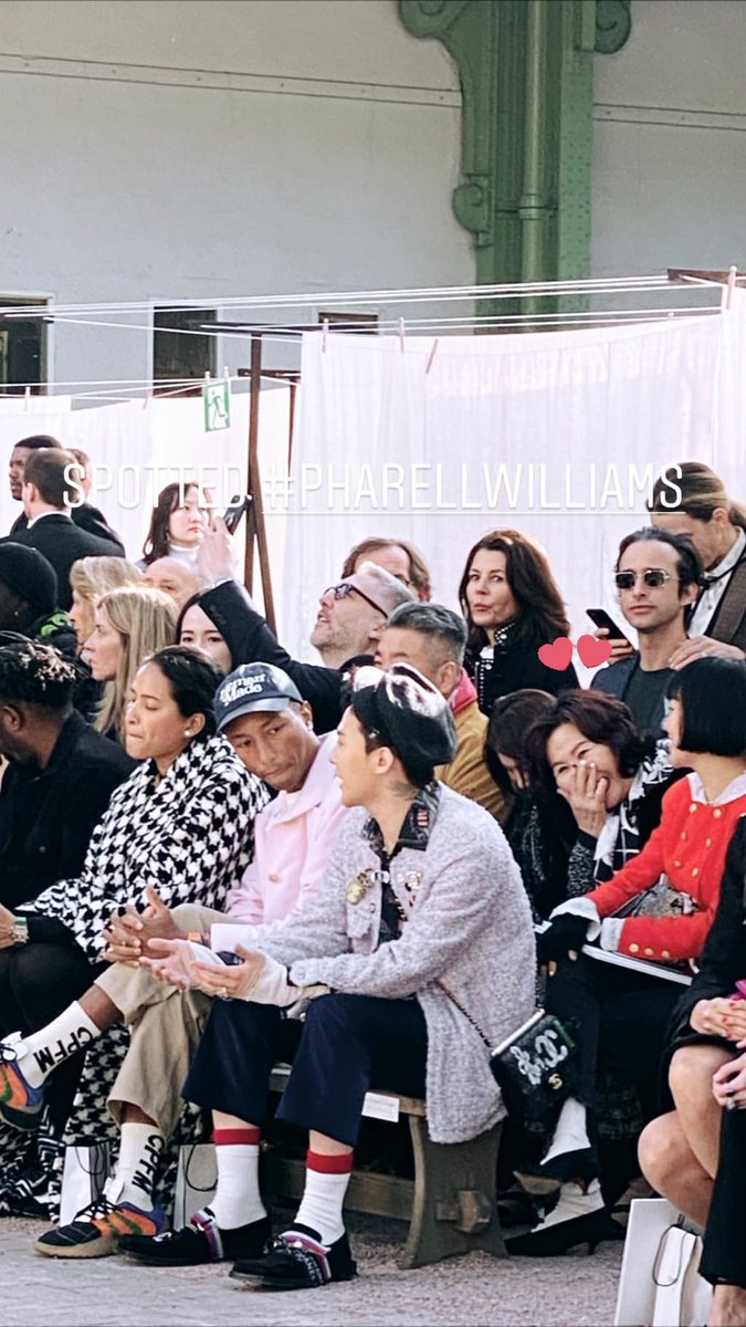 Bringing their mommies to Chanel show. Cute...  #GDRAGON  #BIGBANG  @YG_GlobalVIP  #JENNIE  #BLACKPINK  @ygofficialblink