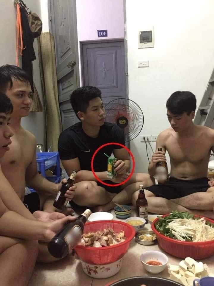 headsink's tweet photo. Kita boleh lepak sama biarpun tak boleh makan atau minum benda sama... https://t.co/9sVzXuUq8y