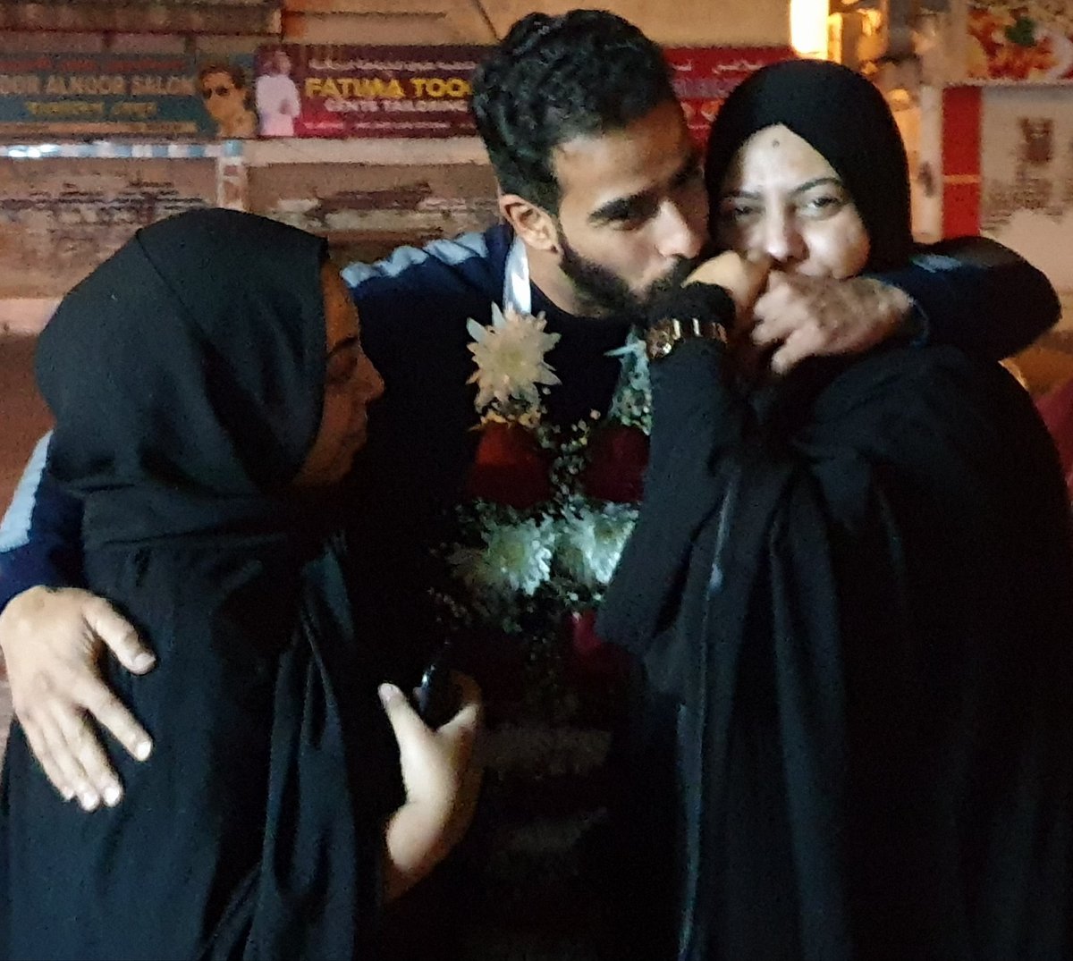 hassanabdalnabi's tweet photo. آلاف الأمهات والعوائل البحرينية تنتظر هذه اللحظات ..
الأمل بالله كبير ويكبر كل يوم 🤲🏽🇧🇭
.
#افرجوا_عن_ابناء_الوطن 

#البحرين https://t.co/sAPidXhzNR