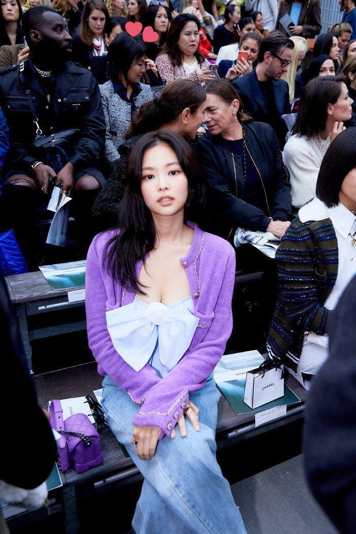 Bringing their mommies to Chanel show. Cute...  #GDRAGON  #BIGBANG  @YG_GlobalVIP  #JENNIE  #BLACKPINK  @ygofficialblink