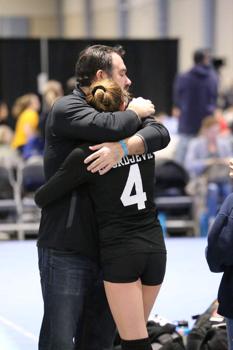 BracaDjordjevic's tweet photo. Her team #mvsawahoo lost a tough 🏐 match and than this happened - my early favorite for the dad's photo of the year ❤ they won the next and finished with a bronze medal in 13s Open Division at #monumentcityclassic in Richmond. #volleyball #chrva
#NationalHuggingDay https://t.co/NCPDPJ7qPB