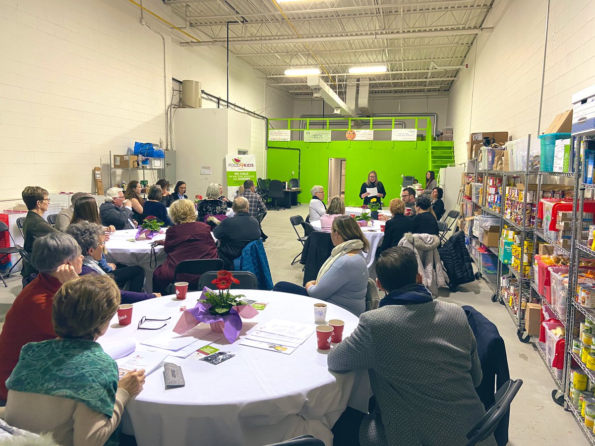 kimcalderbank's tweet photo. When we launched @Yellowrobot a major part of our business plan was to #giveback &amp; support our local community. I cannot express how much the #BigHearts award from @Food4KidsHalton means. Over 700 children locally benefit from their programs. Very proud of our team! #BurlON https://t.co/5skd23Ku6t