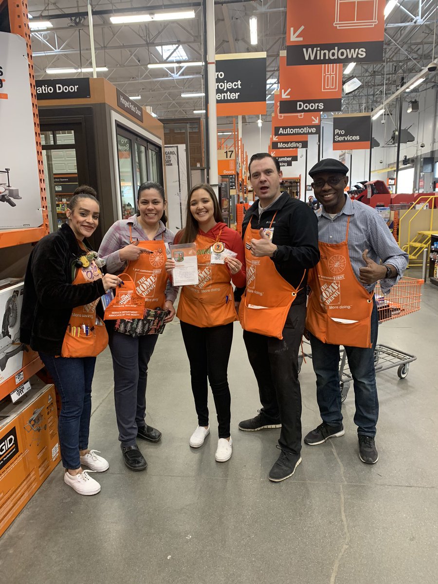 Great Job Reanna on getting Cashier of the Month! Keep up the Great work! 😉