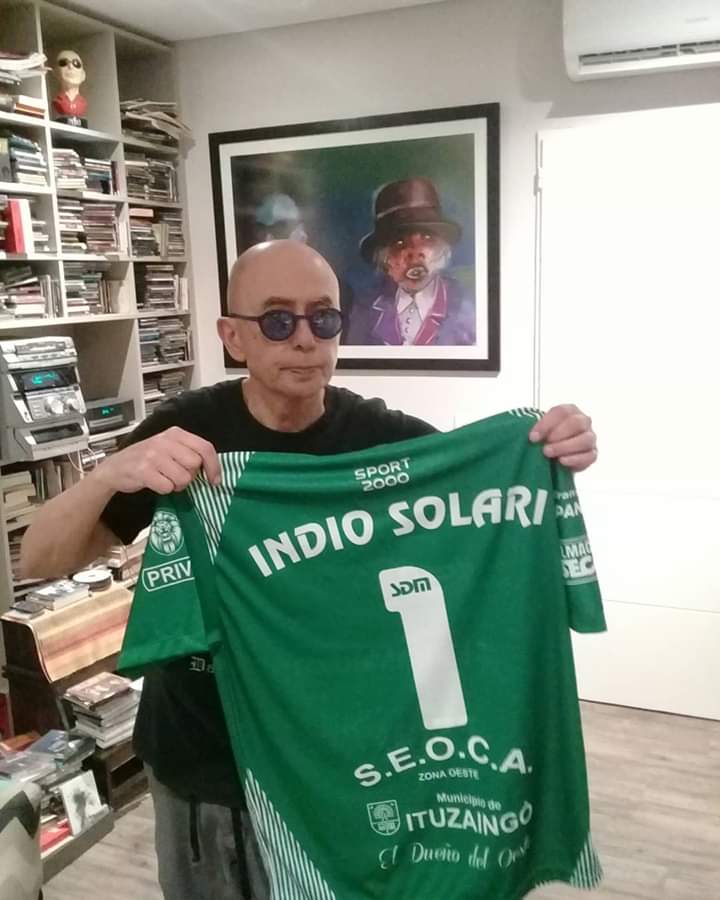 ¿Qué decir de esta imagen? 😮

Uno de los máximos ídolos de nuestra cultura popular con los colores más lindos en sus manos 😍

Gracias <a href="/Indio_Solari_ok/">Indio Solari Oficial</a> por recibir nuestra camiseta 😀