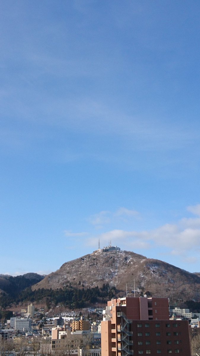 chocolatstaff's tweet photo. 1月22日AM9:00 晴れのち曇、夜には一時、雪か雨 最高気温5℃

青空の良いお天気となりました。
観光にはうってつけなお天気ですね😊
函館山からの夜景も綺麗にご覧頂けるといいですね❗

#ホテルショコラ函館
#函館
#写真
#ハコフォト
#山
#海
#空
#雲
#函館山
#夜景
#津軽海峡
#立待岬
#��空 https://t.co/JaJIL0HYQt