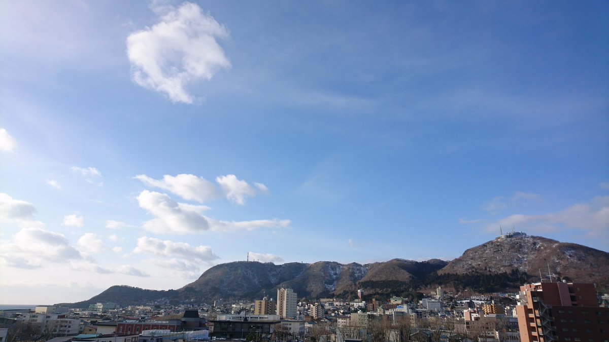 chocolatstaff's tweet photo. 1月22日AM9:00 晴れのち曇、夜には一時、雪か雨 最高気温5℃

青空の良いお天気となりました。
観光にはうってつけなお天気ですね😊
函館山からの夜景も綺麗にご覧頂けるといいですね❗

#ホテルショコラ函館
#函館
#写真
#ハコフォト
#山
#海
#空
#雲
#函館山
#夜景
#津軽海峡
#立待岬
#��空 https://t.co/JaJIL0HYQt