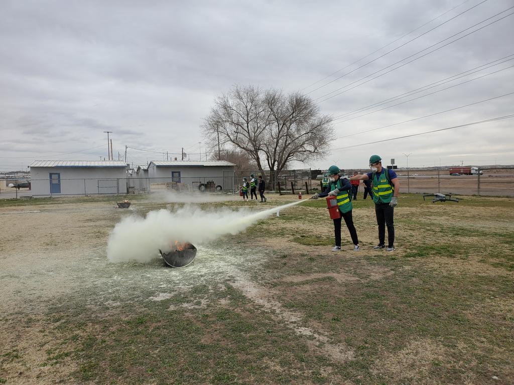 DV_DisasterResp's tweet photo. DVHS CERT demonstrates #proficiency as they train with live FIRE🔥 using Portable Fire Extinguishers🧯and implementing P.A.S.S. #PullAimSqueezeSweep . All while @ElPasoTXOEM Drone conducts #Safety surveillance to create #RealWorld applications of #technology in the fire service. https://t.co/bdwBVNK0eP
