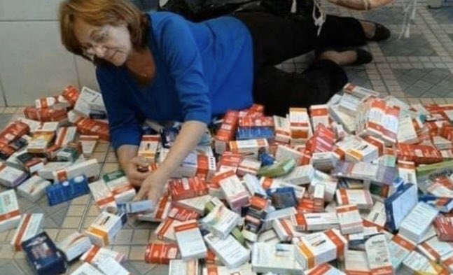 - tem remédio de dor de cabeça na sua bolsa? 
eu: