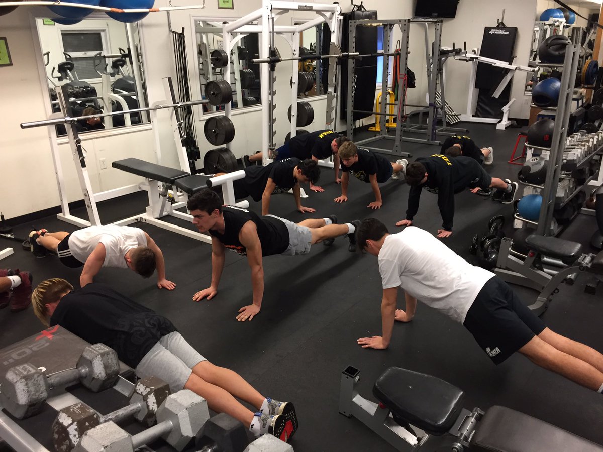 KSSowlsFootball's tweet photo. The Owls in the weight room getting work done! #goowls #tough #offseason #teamworkouts @BCHSFB @kss_tweets https://t.co/7vdixeV09g
