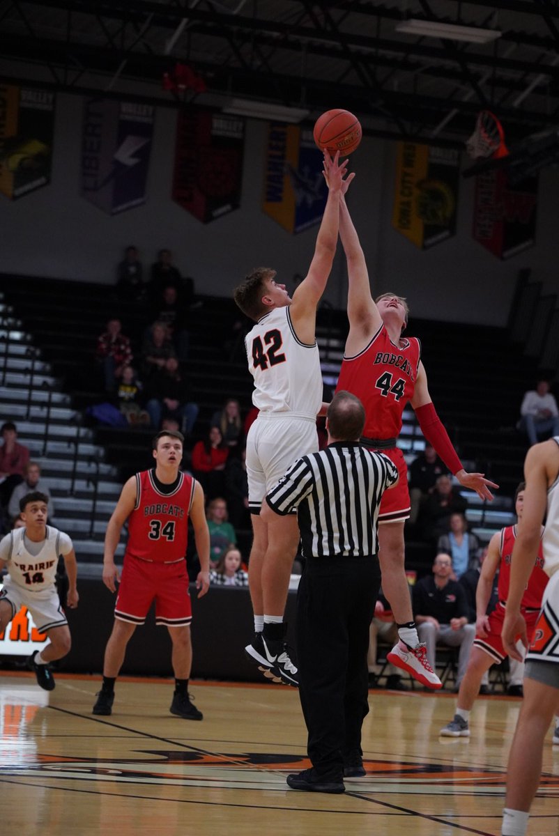 tmarieportraits's tweet photo. Another night in the gym never disappoints! @PrairieHoops wins against Western Dubuque!  #phawknation #ihsaa #tmariesports https://t.co/oJNY2XaG8C