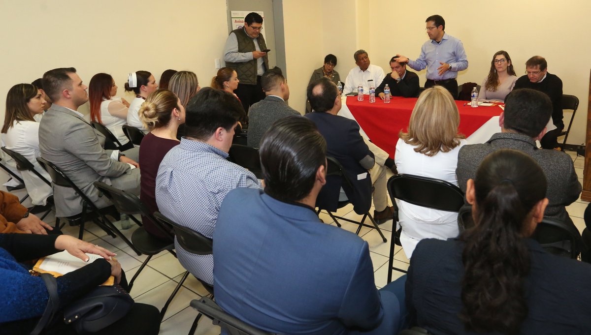 ISSSTE_mx's tweet photo. Junto con Directores Normativos, el Dir. Gral., @LuisAntoRamirez, se reunió con los titulares de las 16 unidades médicas del #ISSSTE en #Chihuahua. Los instruyó a mejorar la atención y reforzar el trato humano que se brinda a la derechohabiencia. #60AniversarioISSSTE https://t.co/VYHbxkTBqd