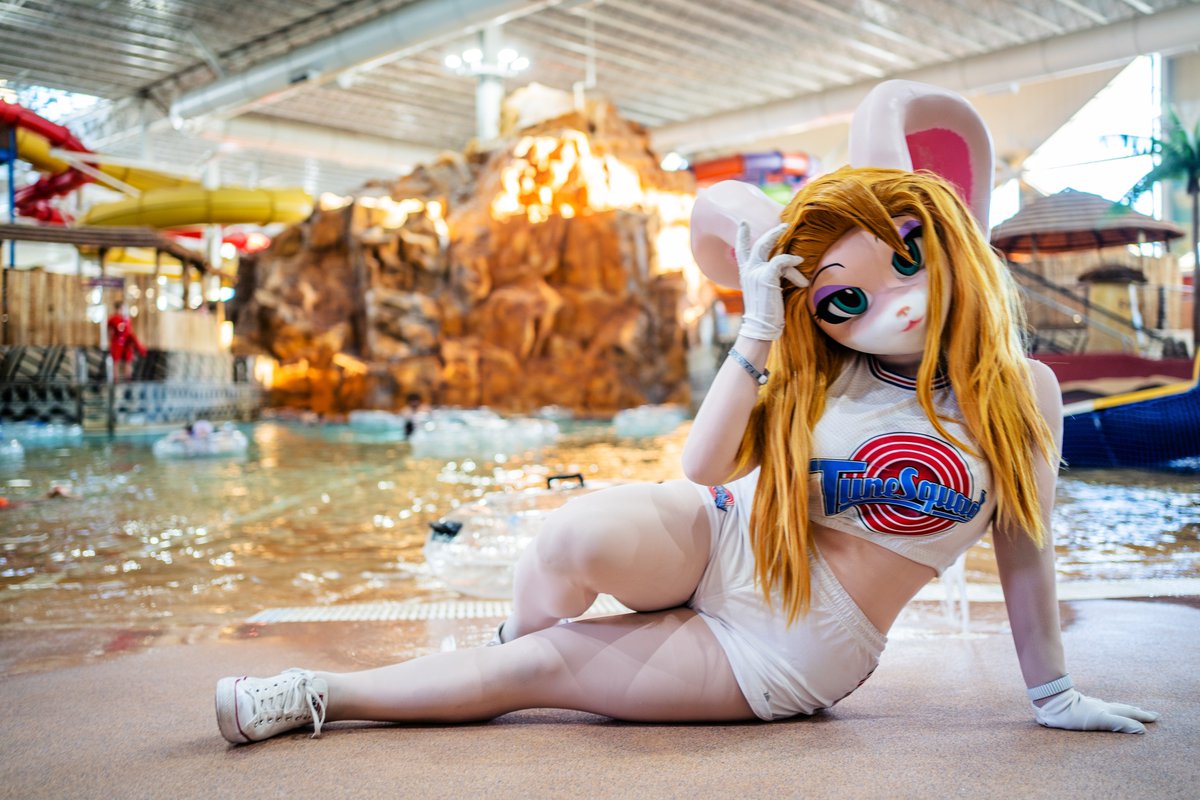 Afrodyte87's tweet photo. As winter marches on I'm remembering warmer times at the water park with friends @daishocon!! Miss you Fam!!! 😊
📸: Ahmed (https://t.co/crLHQ6MqGI)
#daishocon2019 #daishocon #lolabunny #LolaBunnyCosplay #RideThePigStudios https://t.co/gHHpliylxY